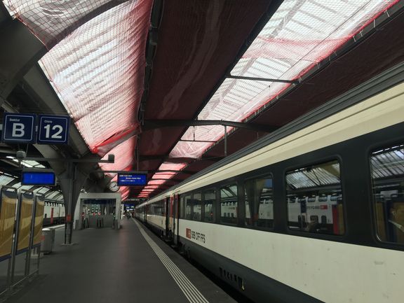 Montage von Personenschutznetzen im Bahnhof Zürich