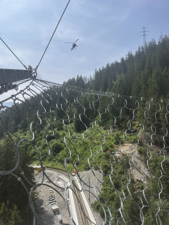 Material für Felssicherungsarbeiten wird geflogen