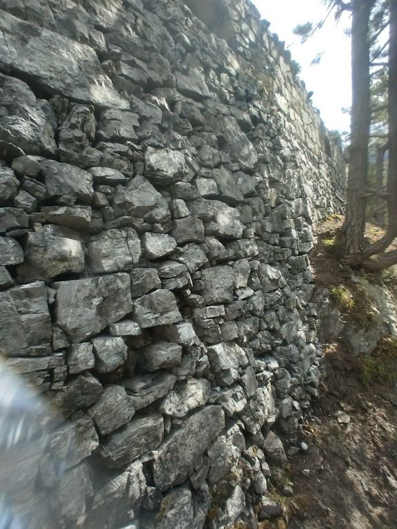 Steinmauer vor der Sanierung
