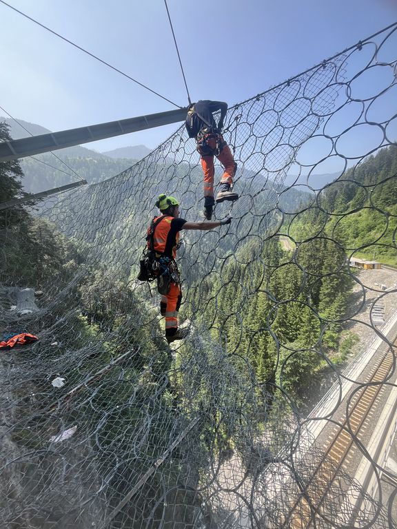 Montage Steinschlagnetz oberhalb des Tunneleingangs
