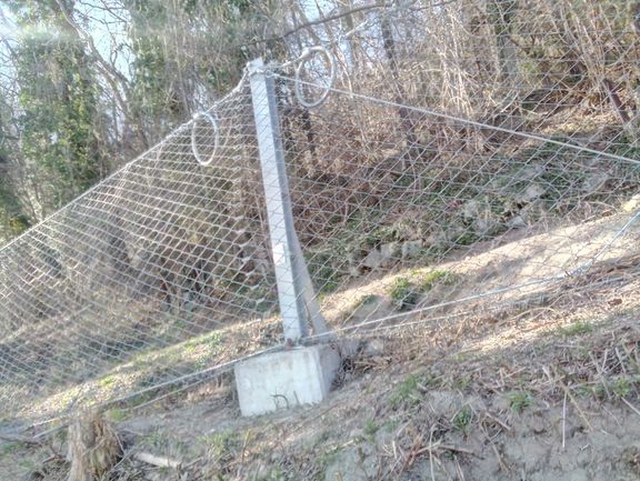 Steinschlagnetz anbringen in der Tamina Schlucht
