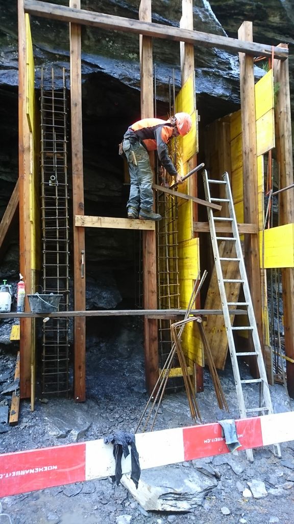 Arbeiten am hängenden Seil Felssicherung Industrieklettern Arbeiten am hängenden Seil Felssicherung Industrieklettern