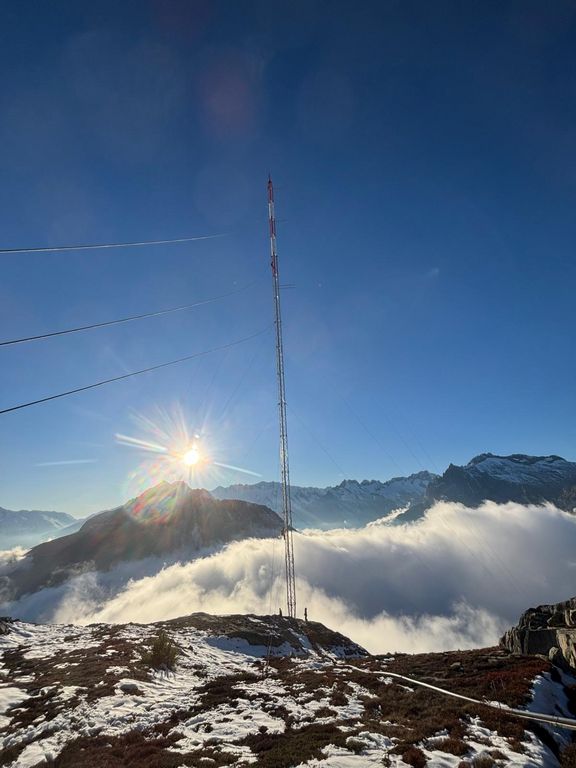 fertig aufgestellter Windmess-Mast