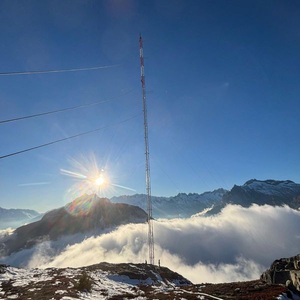 fertig aufgestellter Windmess-Mast