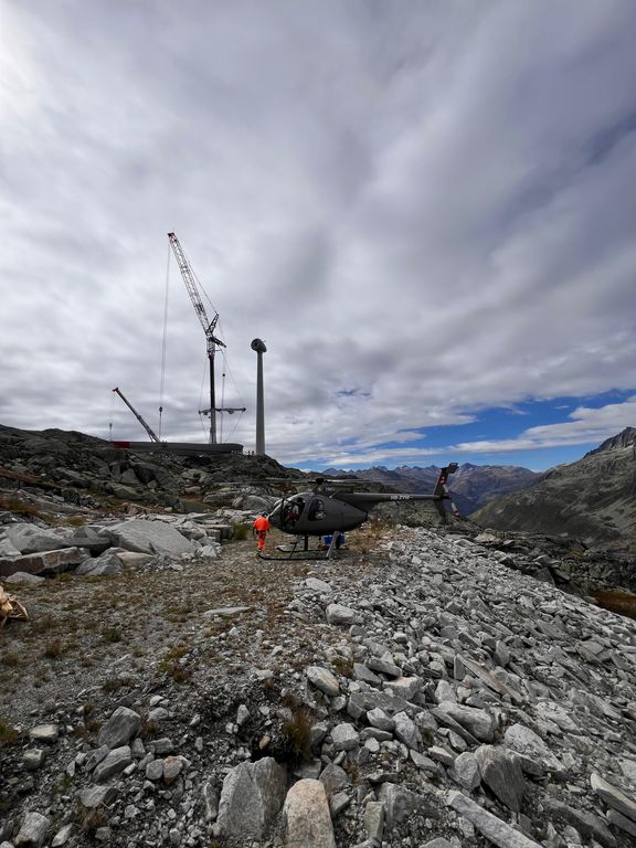 Elemente für den Masten werden auf die Baustelle geflogen