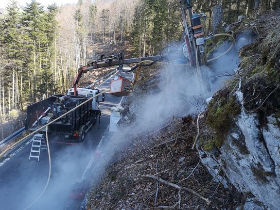 Höhenarbeiter machen in der Innerschweiz Felsbohrungen